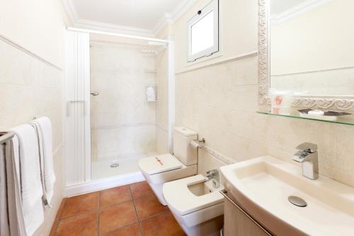 a bathroom with a toilet and a sink and a shower at Apartamentos Terrazas Los Gigantes by Suncanarias in Acantilado de los Gigantes