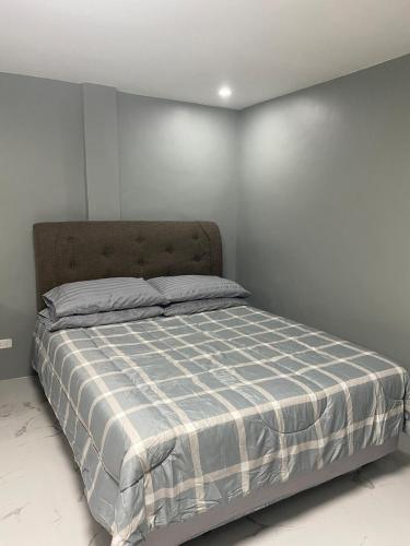 Ένα ή περισσότερα κρεβάτια σε δωμάτιο στο Mr Home Stays Valencia City Bukidnon