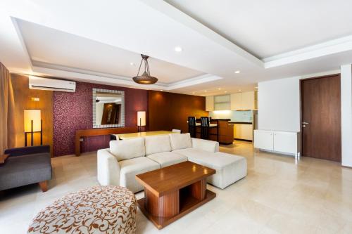 a living room with a couch and a table at Le Grande Bali in Uluwatu