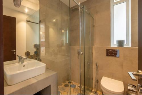 un bagno con lavandino, doccia e WC di Vagator Royale 2BR Villa Near Vagator, Goa ad Assagao