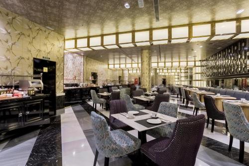 a restaurant with tables and chairs and a bar at Room Mate Anna, Barcelona in Barcelona