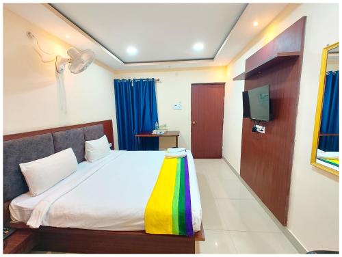 Μια τηλεόραση ή/και κέντρο ψυχαγωγίας στο Hotel Royal Residency Kashi- Near Baba Vishwanath Temple - Fully Air Conditioned Rooms - Restaurant & Wi-fi #Lift #Parking Facilities - A Top Rated Hotel At Best Location - Book Now