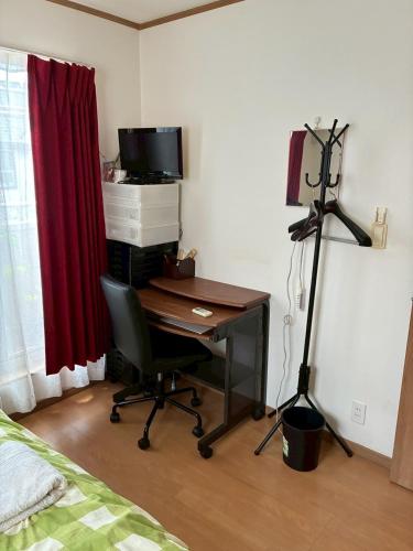 a bedroom with a desk and a computer in a room at Higashikurume station in Niiza City in Katayama
