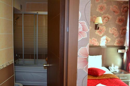 Koupelna v ubytování Ares Hotel