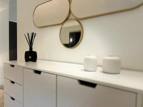baño con encimera blanca y espejo en Villa Flamingo, en Arguineguín
