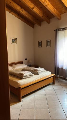 a bedroom with a large bed in a room at Casella's Apartment in Malcesine