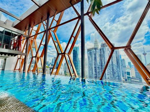 Bazén v ubytování Scarletz Suites KLCC By KL Tower nebo v jeho okolí