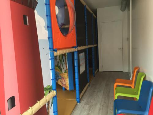 a room with a lego play room with chairs at Vakantiepark Dennenoord in Den Burg