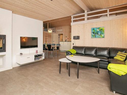 Televisyen dan/atau pusat hiburan di 10 person holiday home in Løgstør