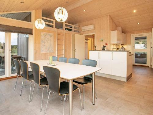 Dapur atau dapur kecil di 10 person holiday home in Løgstør