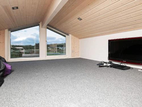 Televisyen dan/atau pusat hiburan di 10 person holiday home in Løgstør