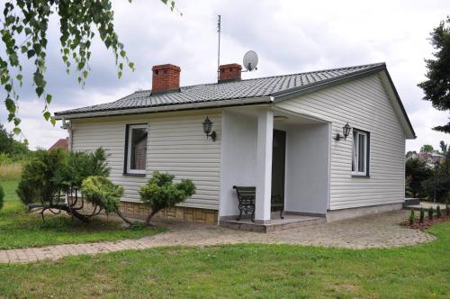 Casa blanca con porche en Miód Malina en Nałęczów