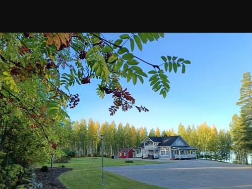 una casa grande en medio de un parque en Homely Loft, en Punkaharju