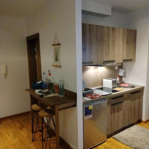 una cocina con una mesa y una encimera en Apartman Nik, en Brzeće