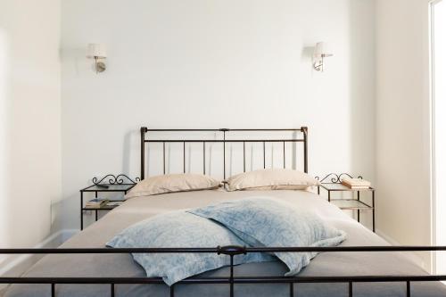 ローマにあるRoma Garden Houseの白いベッドルームのベッド