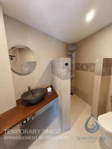 un baño con lavabo y espejo en Makadal'Eau Boutique Resort, en Siquijor