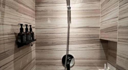 a shower with bottles of wine in a bathroom at Zhuhai Hongsanyi Hotel in Zhuhai