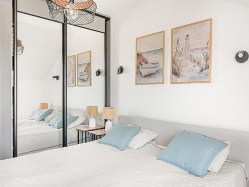 En eller flere senge i et værelse på Baltic Dream - SPA - Basen - Parking - Kids Room