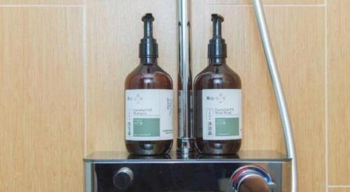 two bottles of wine sitting on top of a microwave at 7 Days Inn Zhangjiakou Chongli Yuxing Road in Zhangjiakou