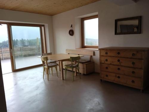 comedor con mesa, sillas y vestidor en Relaxing accommodation and family, en Flavon