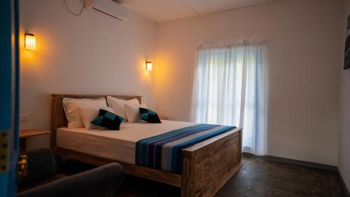 Katil atau katil-katil dalam bilik di Blissful House Walk to Thalpe Beach & Natural Pool