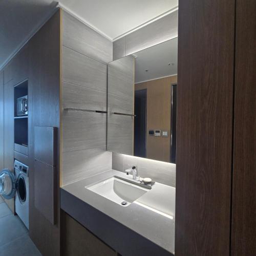 un bagno con lavandino e specchio di 원스테이 가산디지털단지 a Seul