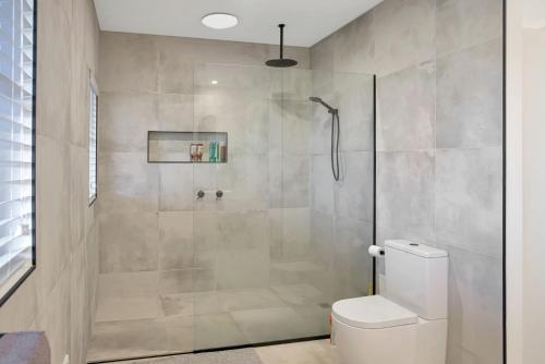 un bagno con doccia e WC di Ashbourne a Barwite