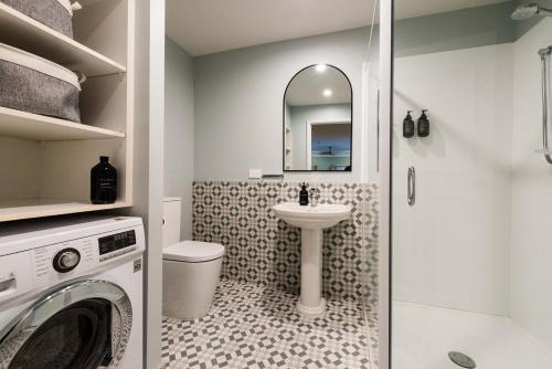 Ένα μπάνιο στο 1 Bedroom Apartment Pool Car Park Cathedral Square