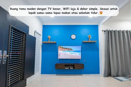 Μια τηλεόραση ή/και κέντρο ψυχαγωγίας στο Biru Home PD Famili Selesa Suppa Pool & Aircond