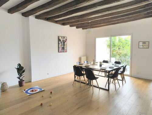 a dining room with a table and chairs at Maison Loire & Cé'rénité in Les Ponts-de-Cé