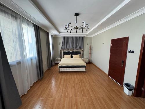 Giường trong phòng chung tại the villas Hotel