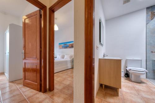 Un baño con lavabo e inodoro en una habitación. en Mar y Ola, en Playa Blanca