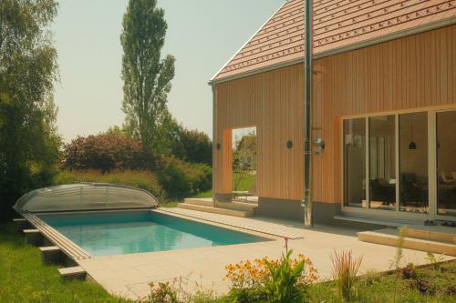 a building with a swimming pool next to a house at Am Grassnitzberg in Grassnitzberg