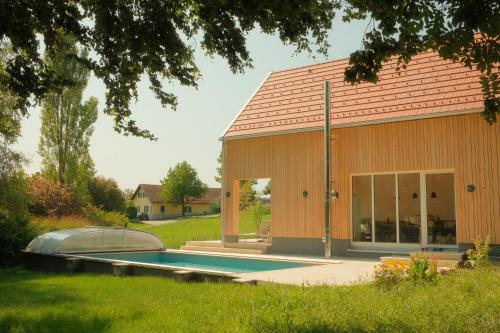 a building with a swimming pool next to a house at Am Grassnitzberg in Grassnitzberg