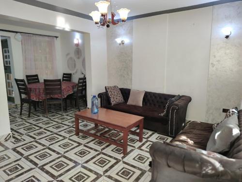 Coin salon dans l'établissement Hephy Suites and BnB