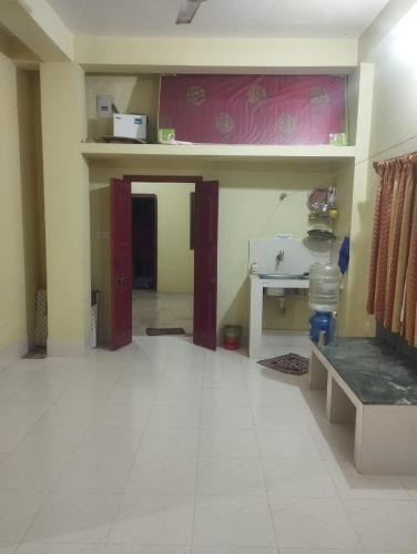 mayapurにあるKrishna Divine 2 Bedroom Homeのリビングルーム(カウンター、テーブル付)