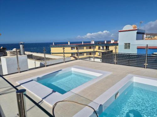 ein Schwimmbad auf dem Dach eines Gebäudes in der Unterkunft Arguineguín, pueblo pesquero in Arguineguín