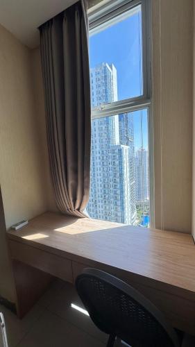 una finestra con vista sullo skyline della città di Apartemen Anderson PTC surabaya by staycation 28 a Surabaya