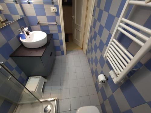 Un baño azul y blanco con lavabo e inodoro. en Suite Apartment San Marco 1825, en Venecia