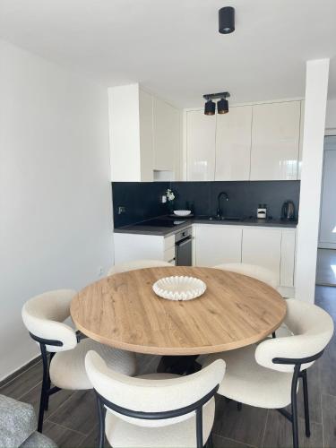 Romantic 3 Bedroom Apartment 150m from the beach & free parking spot