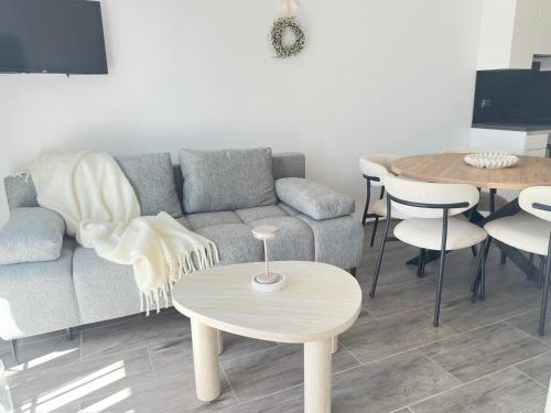 Ruang duduk di Modern 3 Bedroom Apartment with Seaview, 150m from the beach & free parking spot