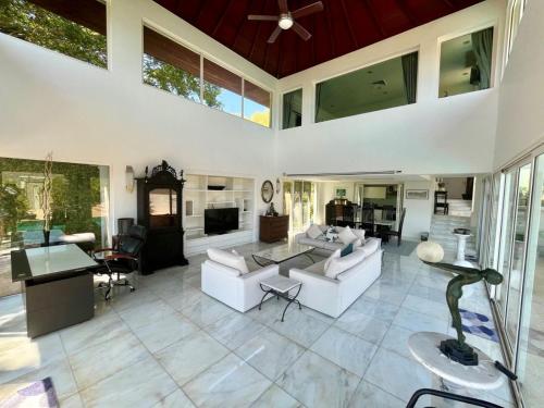 Χώρος καθιστικού στο 30 - Panoramic View Villa in Thalang