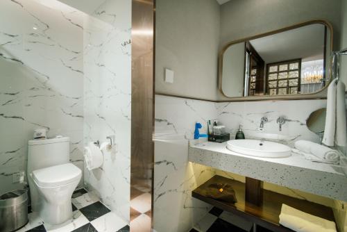 Ein Badezimmer in der Unterkunft Feeling Parent-Child Family Hotel Xi'an