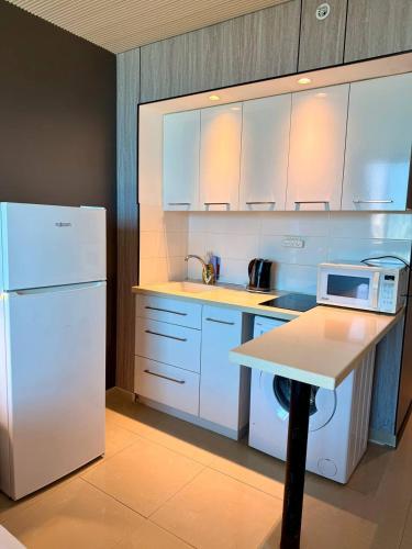 Kuchyň nebo kuchyňský kout v ubytování Sea Breeze Apartments