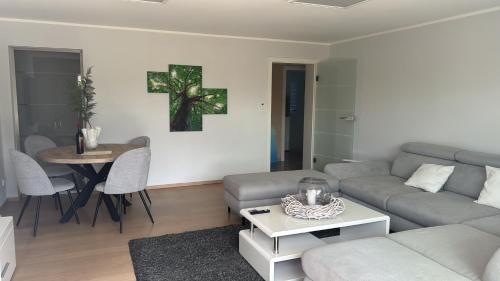 Kaja 2, Ferienwohnung mit eigener Saunaにあるシーティングエリア