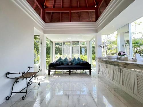 Χώρος καθιστικού στο 30 - Panoramic View Villa in Thalang