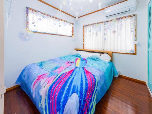 a bedroom with a large bed in a room at 琉球乃風-プチョヘンザ- 最大9名 63平米の広いお部屋 in Uruma