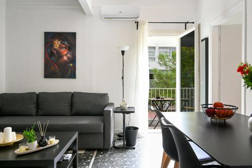 テッサロニキにあるThessaloniki Downtown Comfort 1 Apartmentのソファとテーブルのあるリビングルーム