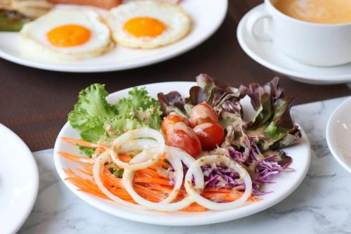 a plate of salad and eggs on a table at Shewin de Bangkok in Ban Bang Bamru