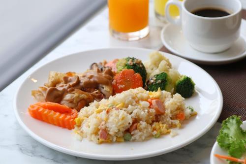 a plate of food with rice and vegetables and a cup of coffee at Shewin de Bangkok in Ban Bang Bamru
